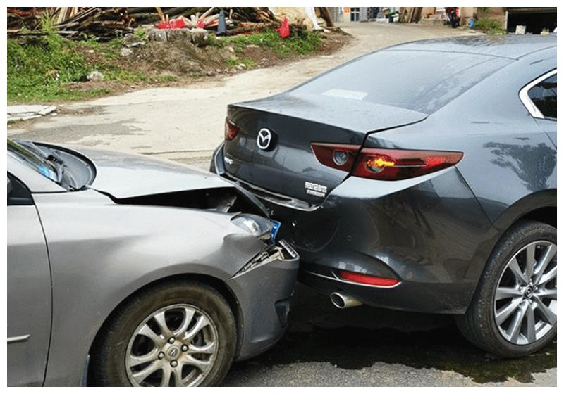 悦翔v3撞上昂克赛拉,长安和马自达的博弈,谁是大哥谁是弟弟?