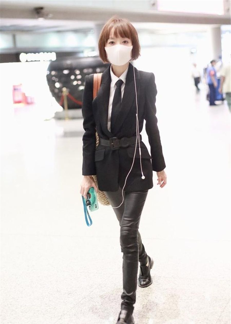 鲁豫素颜现身机场,西装配皮裤帅气潇洒,口罩遮面难掩白皙皮肤