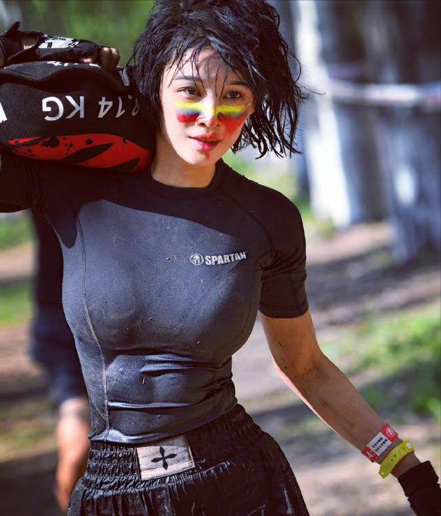 张蓝心斯巴达勇士赛,肤白貌美大长腿身材傲人,引起网友热议__财经头条