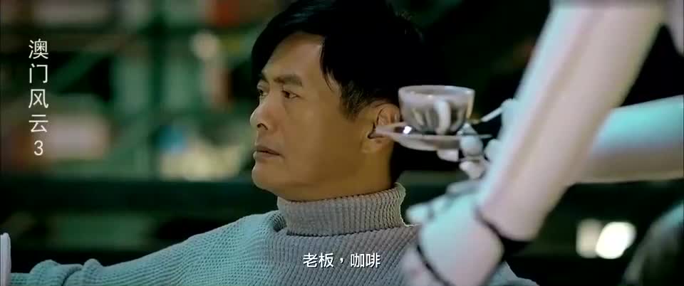 澳门风云3:傻强对着老板真情流露,转眼间又去占奀妹便宜了