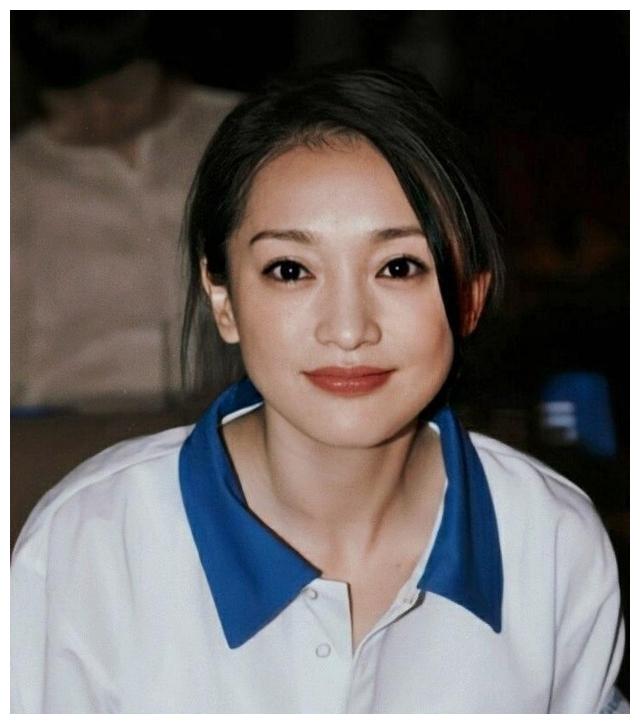 周迅把自己的长发随意的盘起,鬓间一些碎发飘落,修饰了脸型,不过她的