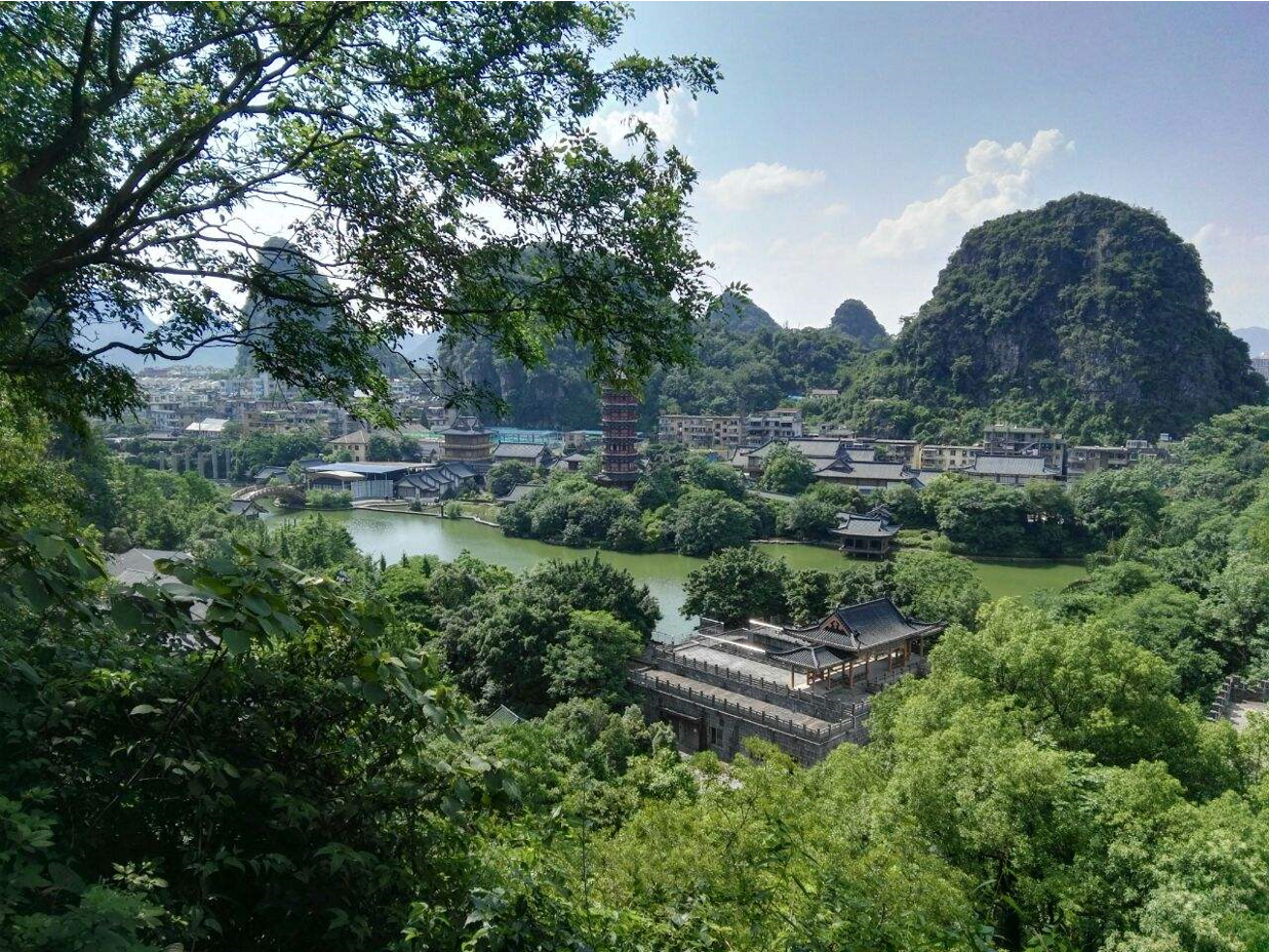 探访叠彩山游客步入景区大门后,可沿着石阶路一路前行,道路两侧植被