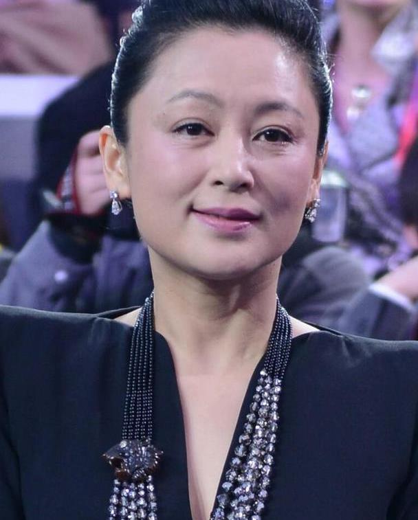 有一种气质叫陈红穿黑色裙子清纯甜美方脸更有东方美