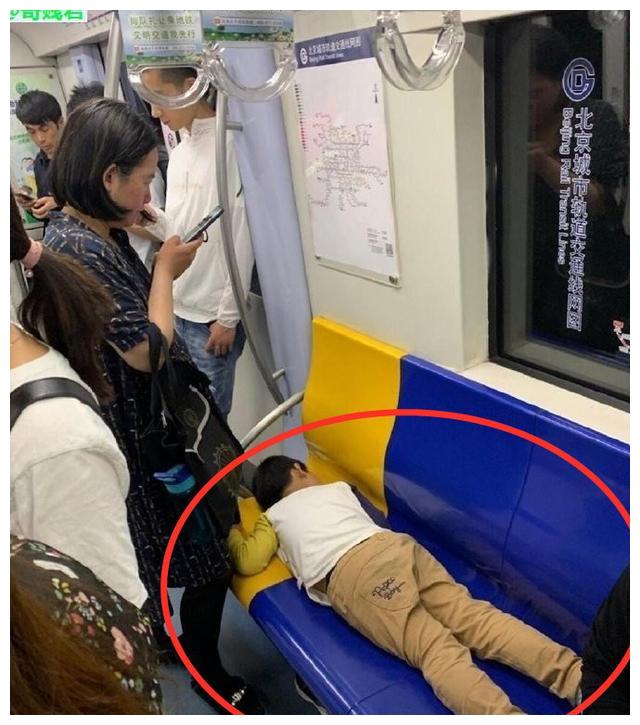 男孩在洗手池撒尿奶奶声称是干净的保洁人员的回怼太解气