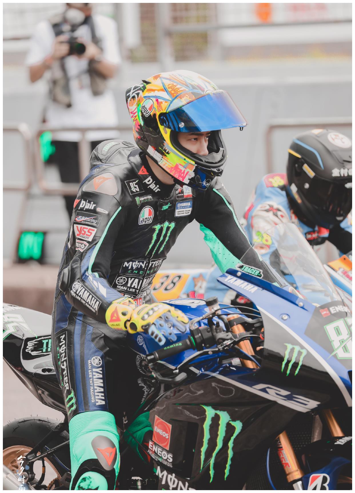 王一博摩托车比赛摔车与第二失之交臂虽然输了比赛人平安就好