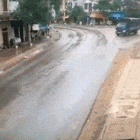 开心笑话：你这车是怎么开的啊！有点吓人啊！幸亏刹车及时！休闲区蓝鸢梦想 - Www.slyday.coM