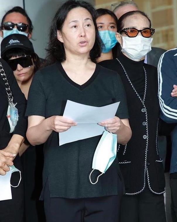 1/ 6蓝琼缨在十四岁时与何鸿燊因舞结缘,两人在舞