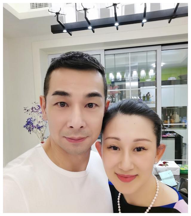 赵文卓为老婆庆生!结婚13年把40岁张丹露宠成花,比甄子丹还宠妻