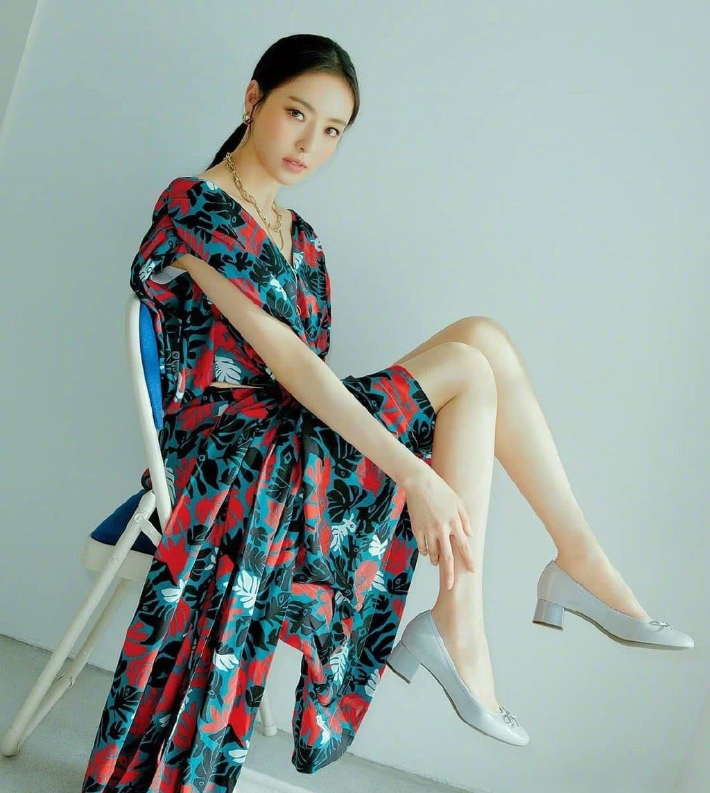 李多喜真是"腿精小姐姐",穿荷叶边粉色西装裙,大长腿看呆网友_高清