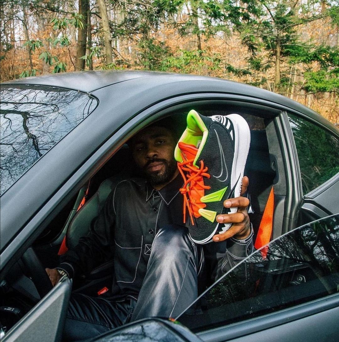 拿豪车做陪衬,欧文亲自展示自己7代战靴