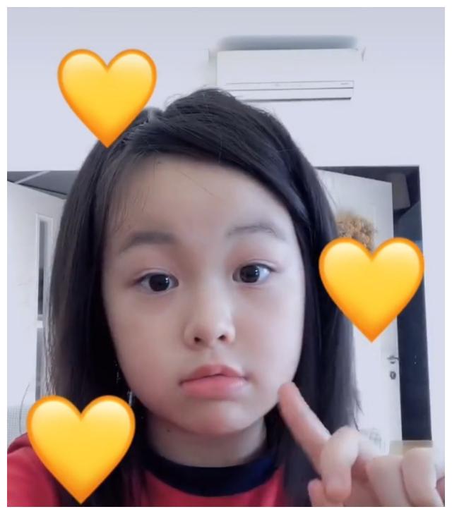 视帝王浩信和大2岁妻子陈自瑶8岁女儿近况曝光,大眼萌妹像妈妈