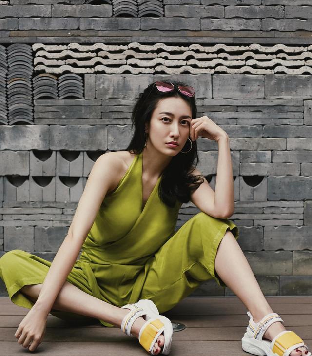 董维嘉真是时尚潮人穿牛油果色挂脖套装凹造型气场不输超模