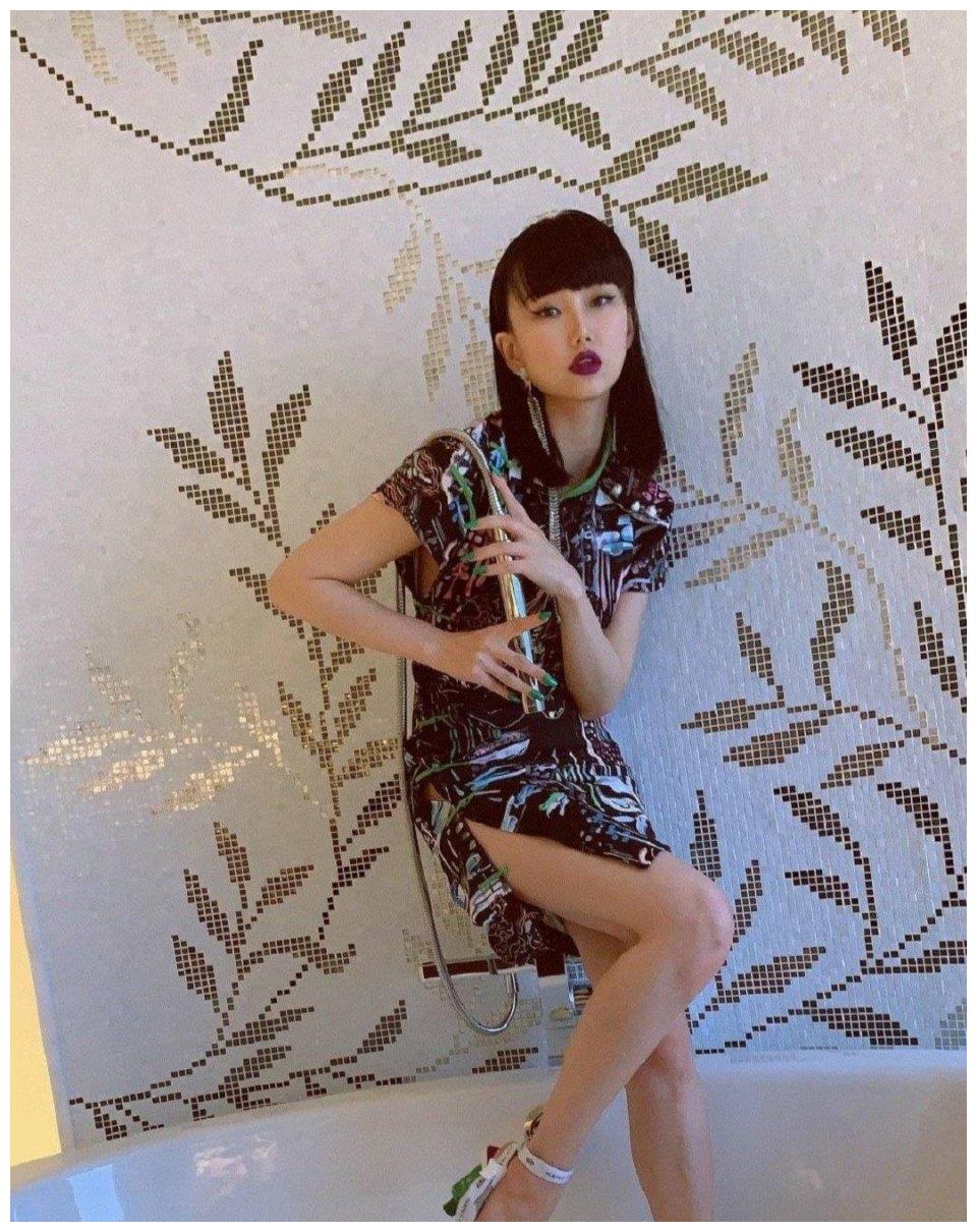 黄龄时尚大片来袭,格子网纱配翻毛皮大衣,反季穿搭时髦又个性