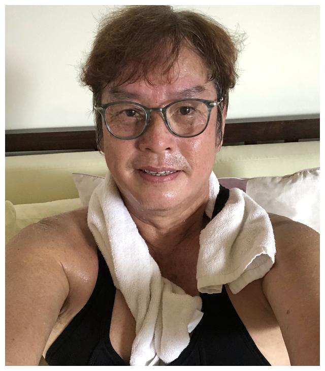 69岁谭咏麟近照罕曝光!穿贴身背心胸肌壮硕,年近古稀仍高大威猛