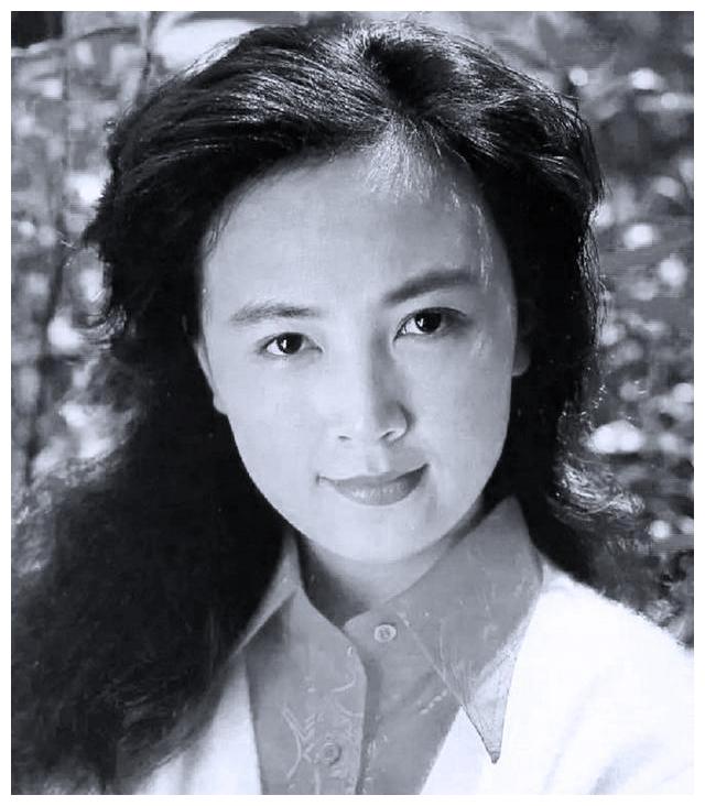 中出演女主角周筠的机会,但她在《等到满山红叶时》中所扮演的杨英