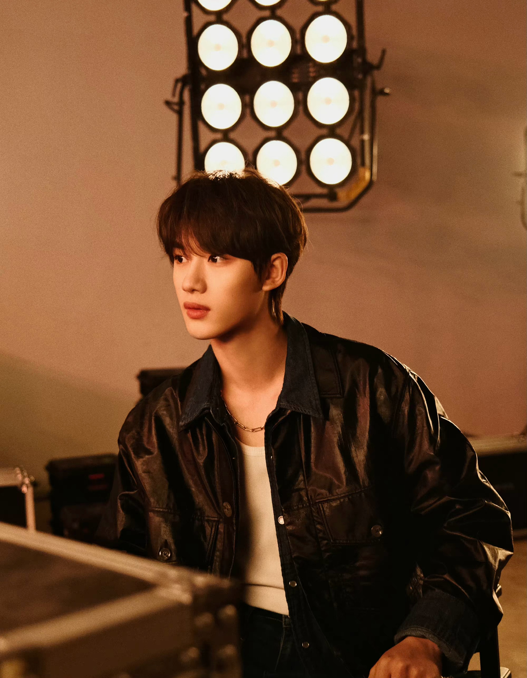 丁程鑫最新随拍!解锁黑色皮衣造型,颜值优越又酷又帅__财经头条