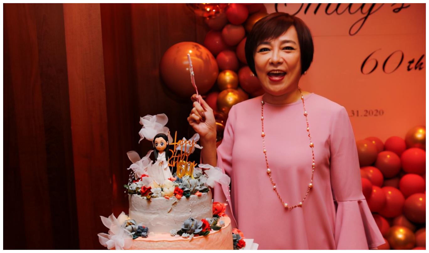 朱宝意60大寿,23岁女儿罕露面美貌出众,长相跟老妈如同复制
