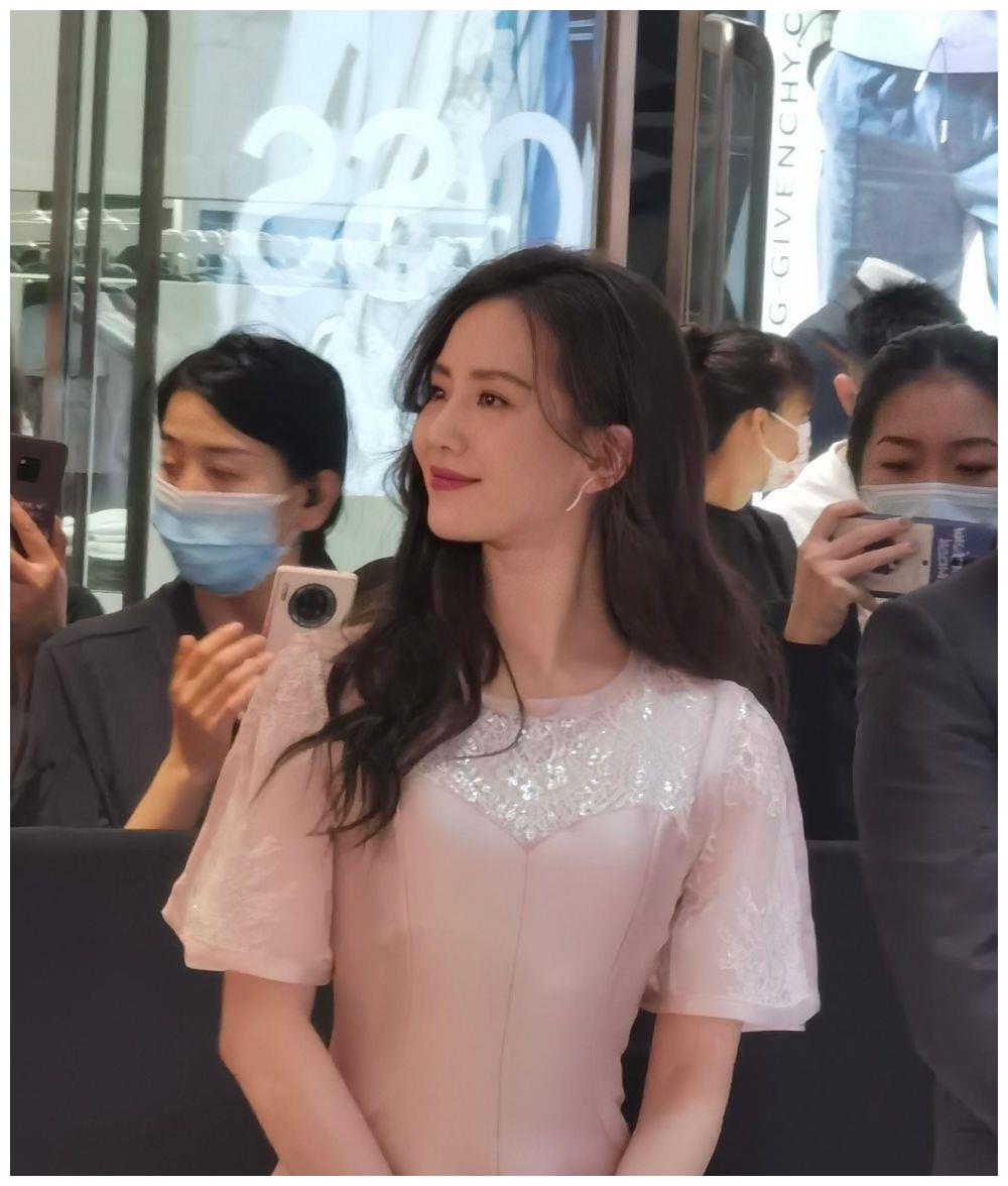 作为粉丝的喊话刘诗诗也是终于忍不住笑了起来,之后刘诗诗走路仪态自