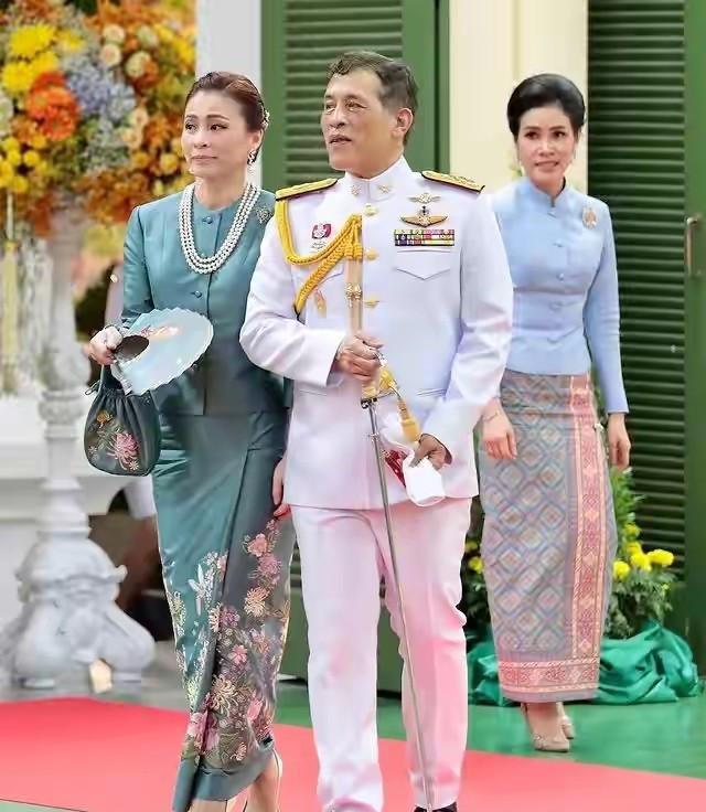 泰王不在王后放飞自我!苏提达穿背心太时髦,铁憨憨王子高她半头休闲区蓝鸢梦想 - Www.slyday.coM 泰王不在王后放飞自我!苏提达穿背心太时髦,铁憨憨王子高她半头休闲区蓝鸢梦想 - Www.slyday.coM