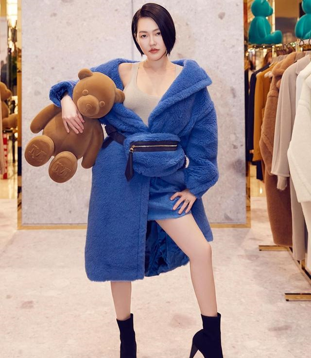 41岁小S走少女路线，针织衫配牛仔短裙，一点不像3个孩子的妈休闲区蓝鸢梦想 - Www.slyday.coM