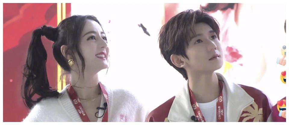 迪丽热巴与王源同框两人身高相似穿太少扎双马尾在风中凌乱