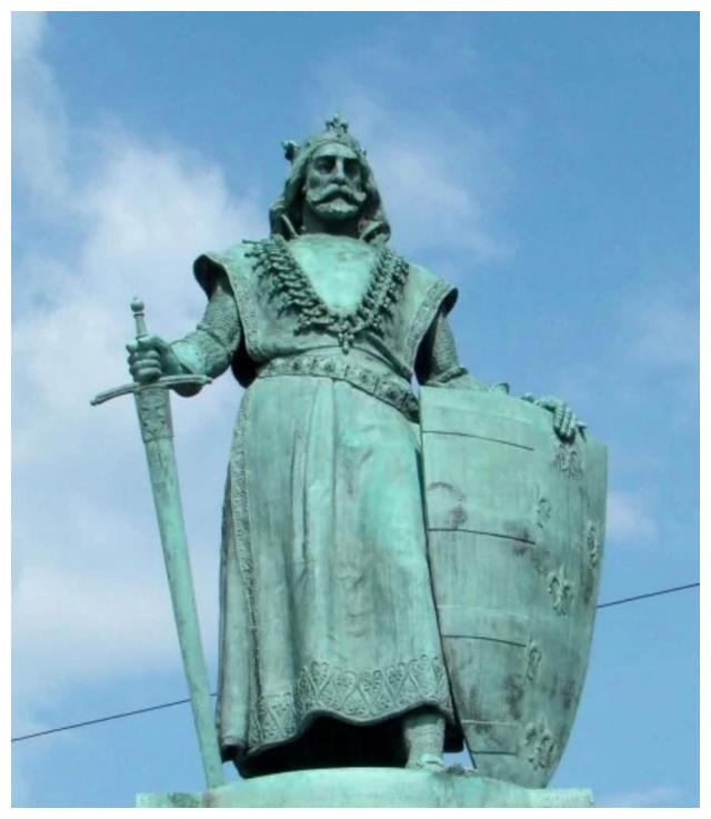 他身世是这样的,他爹外号叫铁锤,他妈是神圣罗马皇帝鲁道夫一世的女儿