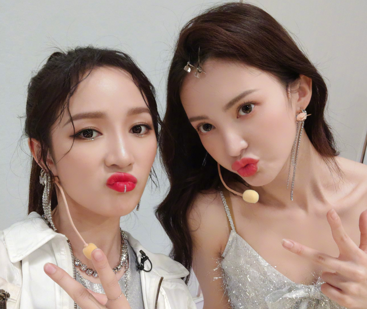 孟佳晒与金晨合照,两人朋友圈互动超有爱,我却在关注金晨的腹肌