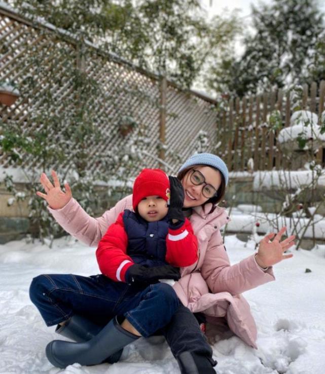 42岁刘璇躺雪地里亲吻儿子手拿雪球嘟嘴卖萌6岁儿子太可爱