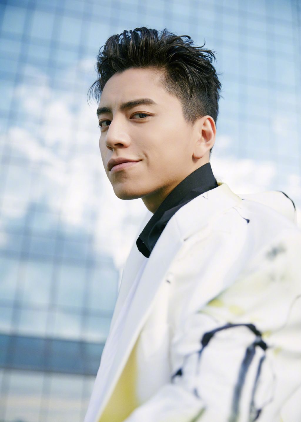 王大陆涂鸦西装背头舞台造型写真,有趣又复古的运动