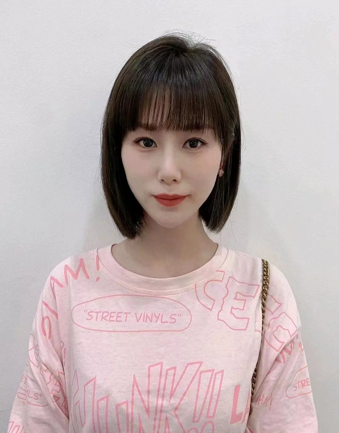 波波头发型可以说是人人都爱的发型,配上暖棕色染发,显白又瘦脸,越看