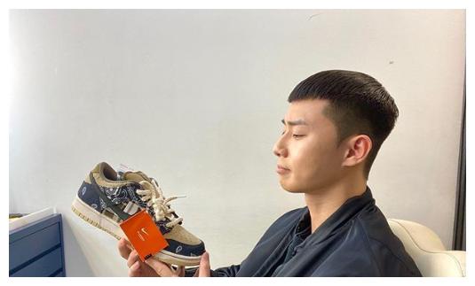 《梨泰院》朴世路的栗子头太火了,争相被模仿,也有不少崩坏版