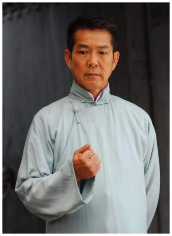 他是李连杰的"恩师",功夫不输给成龙,事业当红时选择隐退|元彪|李连杰