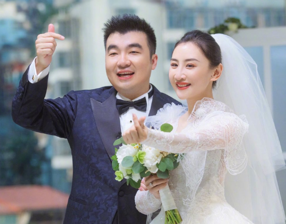 梁超夫妇婚礼曝光,何雯娜穿上婚纱美艳,我却在关注他们的儿子