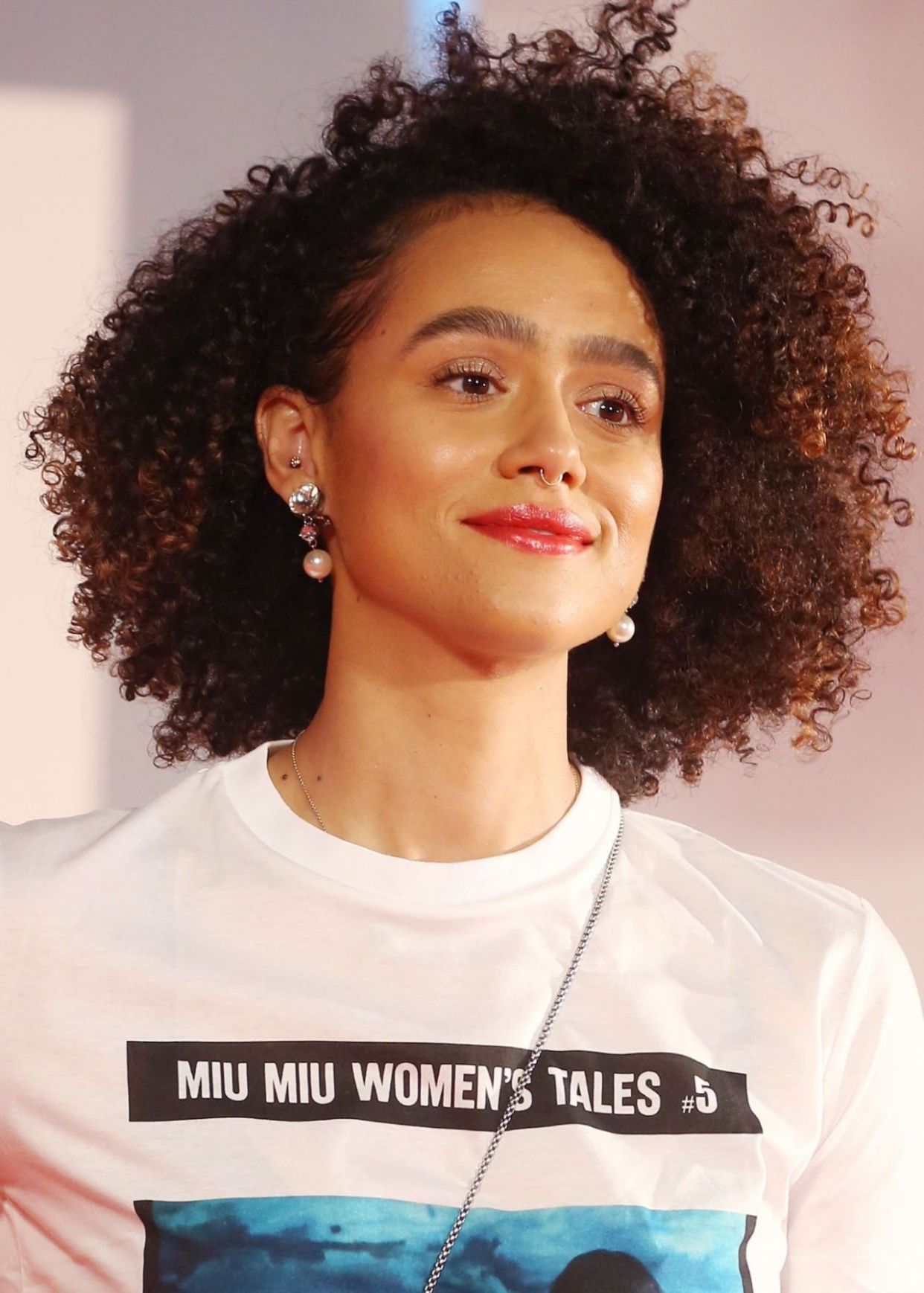 威尼斯电影节上的娜塔莉·伊曼纽尔,脖子以上才是亮点