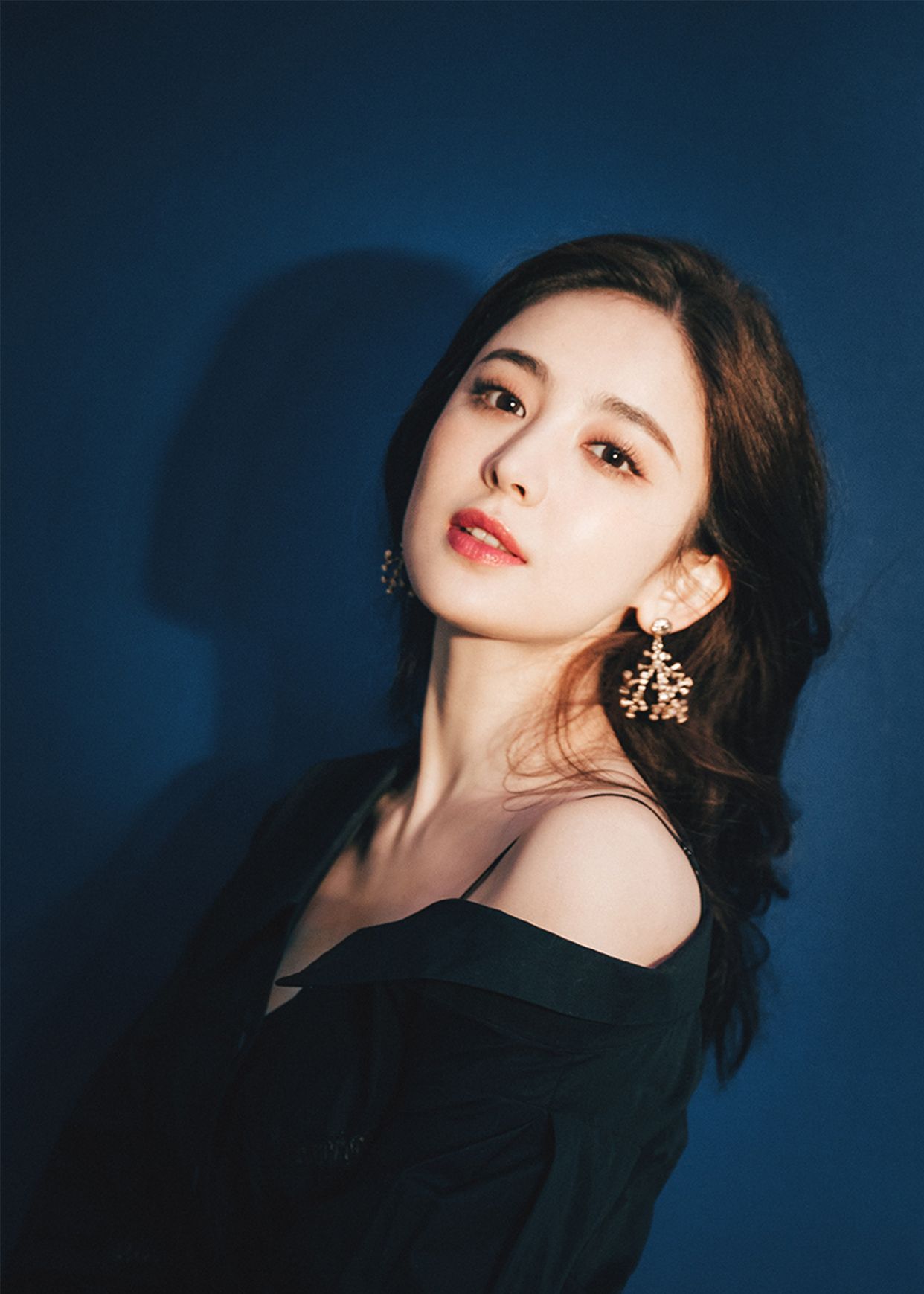 明星古力娜扎曝光一组风尚大片,黑色短裙搭配披肩长发甜度满分!