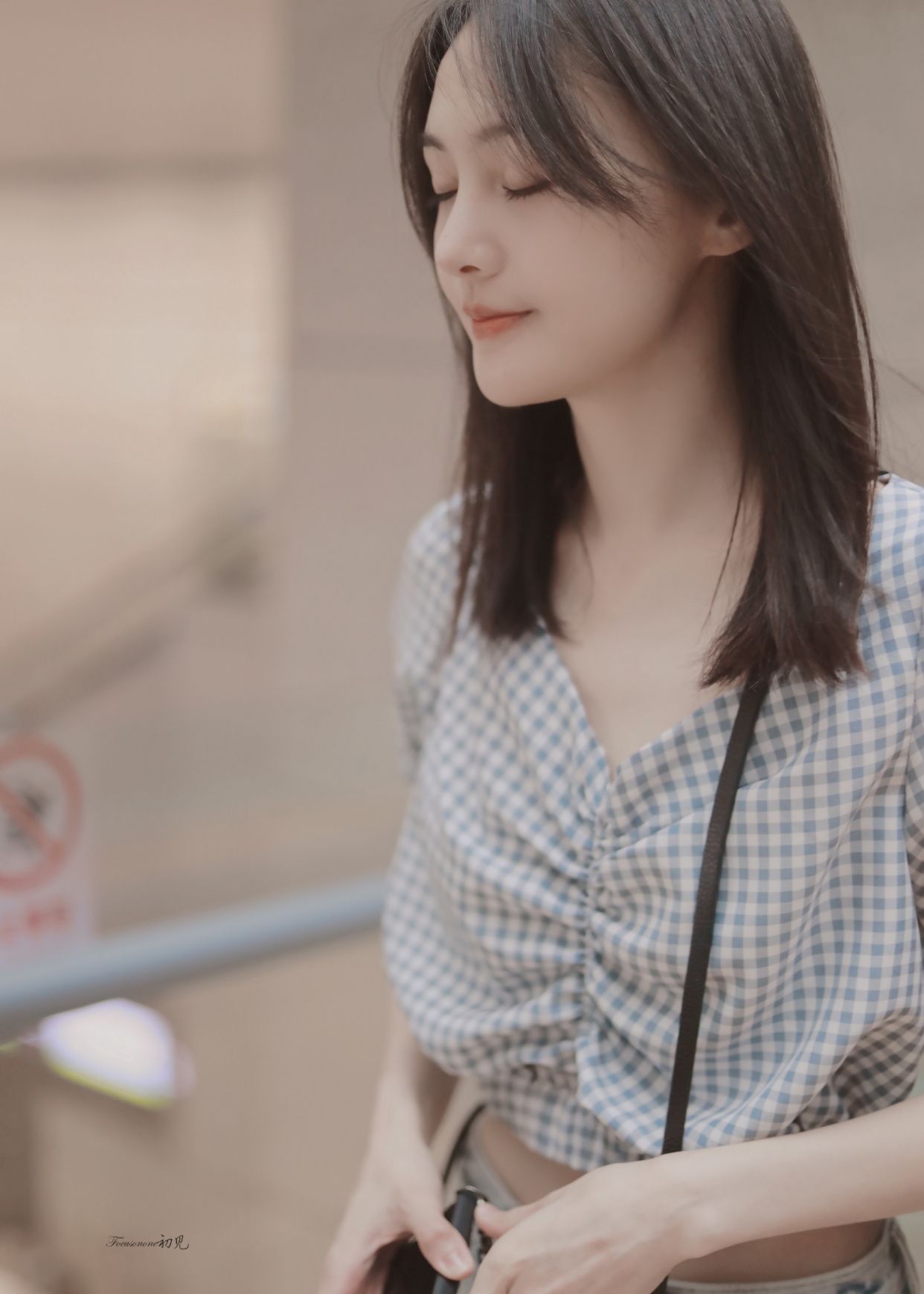 高颜值美女郑爽的街拍照片
