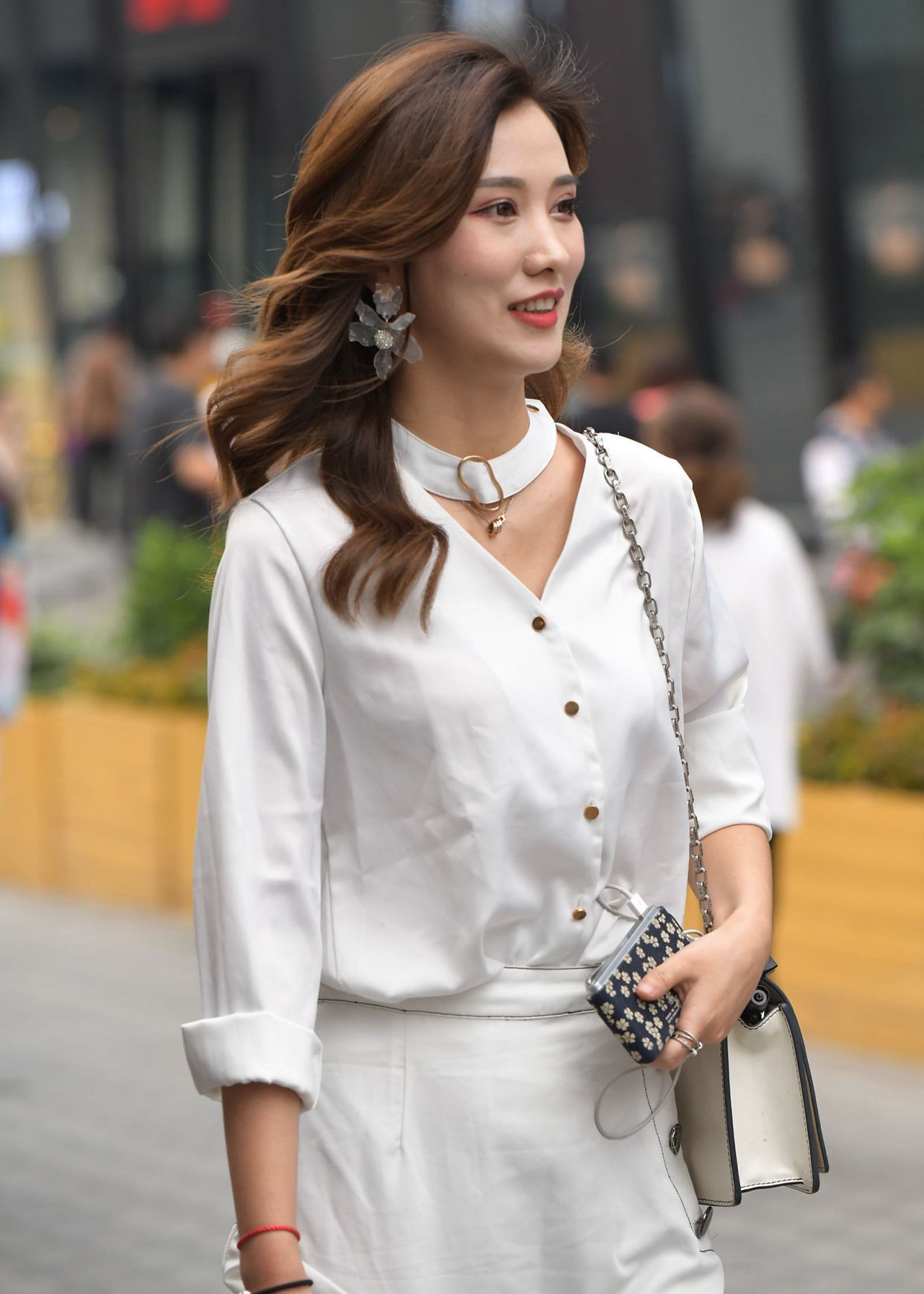 夏日街拍,气质不凡的白裙美女_高清图集_新浪网