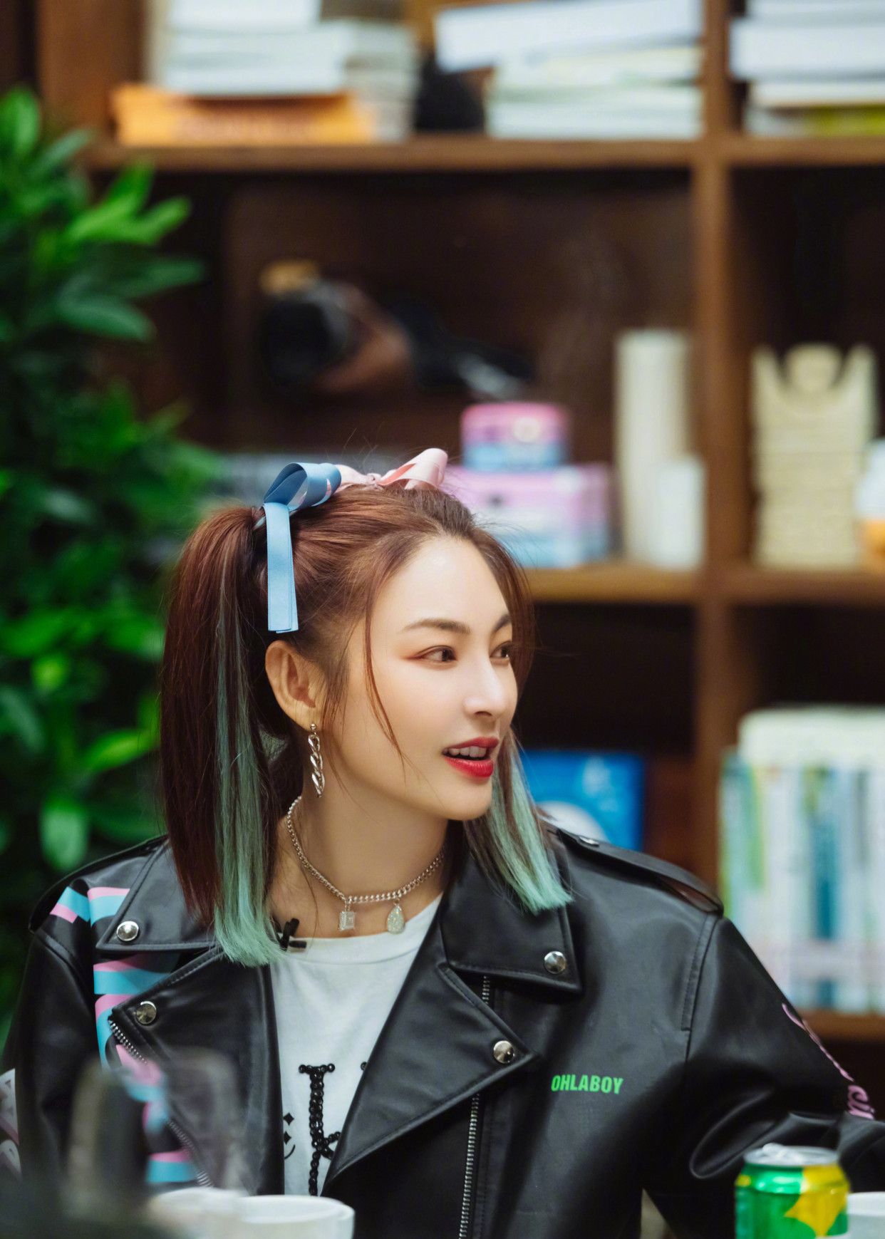 张雨绮挑染高扎双马尾搭配小丑女双色细丝带,干练帅气