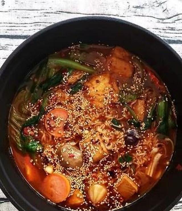麻辣烫不用出门买,在家就能做,想加啥菜加啥菜,香辣过瘾又卫生
