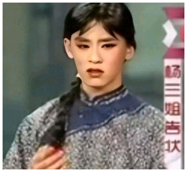 张云雷的女装很多都是扮演那种民国风的大家闺秀,长辫子,看起来非常的
