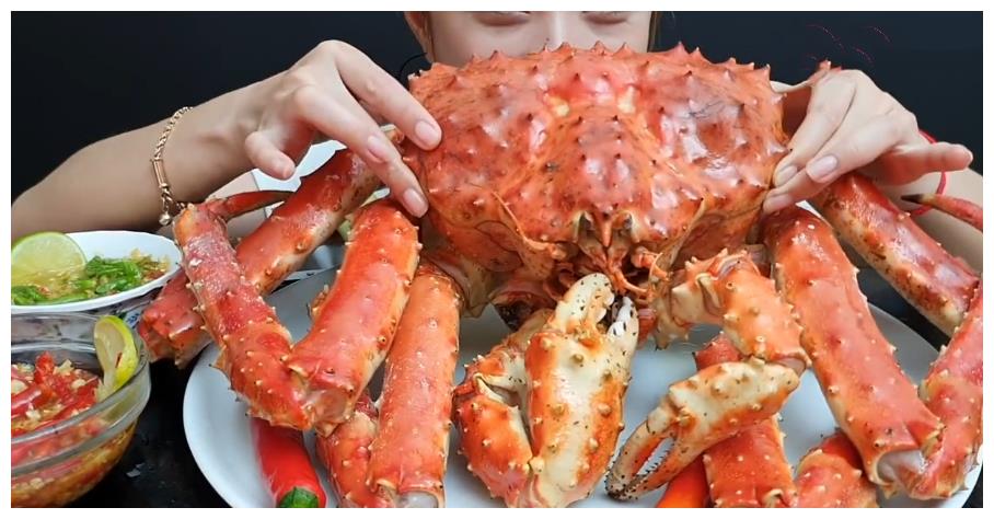 大胃王吃30斤"帝王蟹",掰开一看画风突变,网友:吃不起还装?