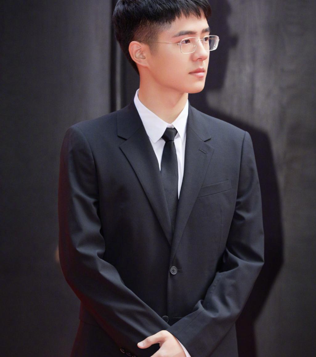 刘昊然最新造型,身穿精致黑色西装,搭配金丝框眼镜斯文感十足