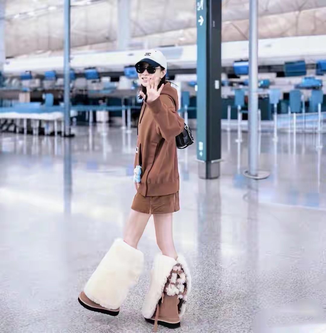 50岁佘诗曼机场随拍，同色系焦糖棕穿搭，温柔减龄又高级
