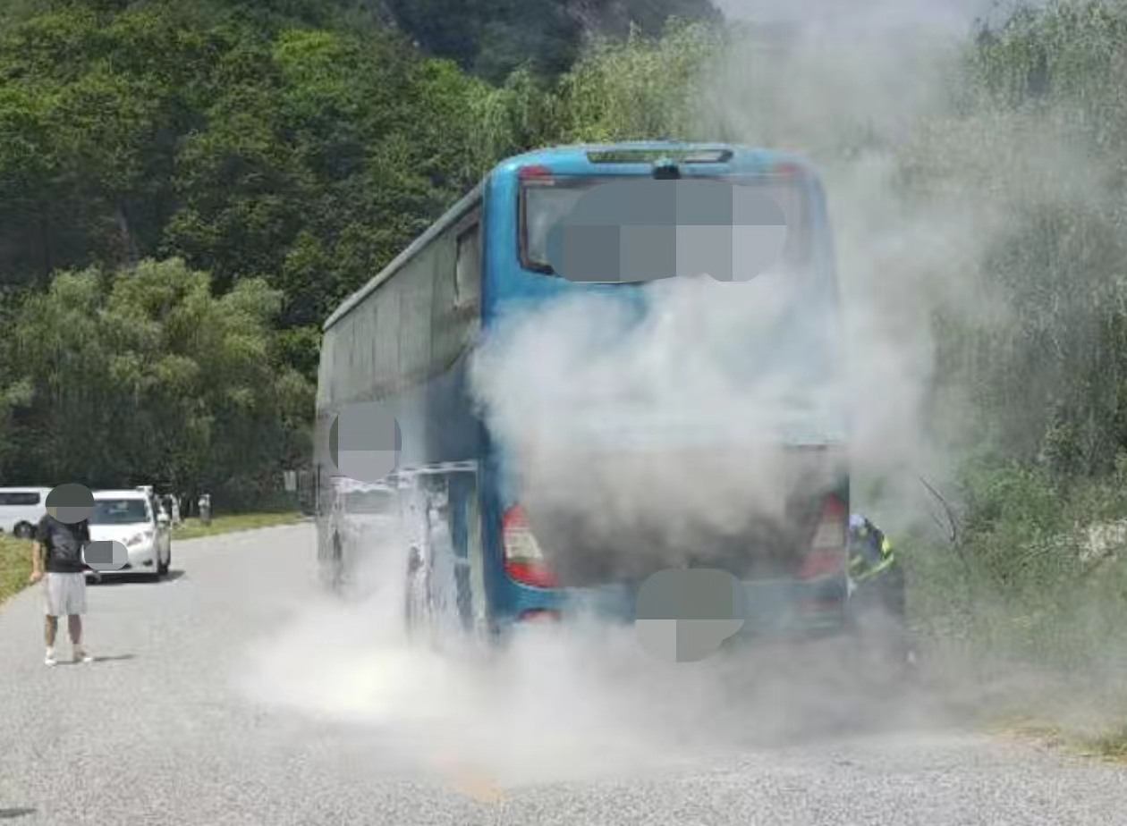 旅游客车突发故障 庄河公安高温中紧急疏散乘客 旅游客车突发故障 庄河公安高温中紧急疏散乘客