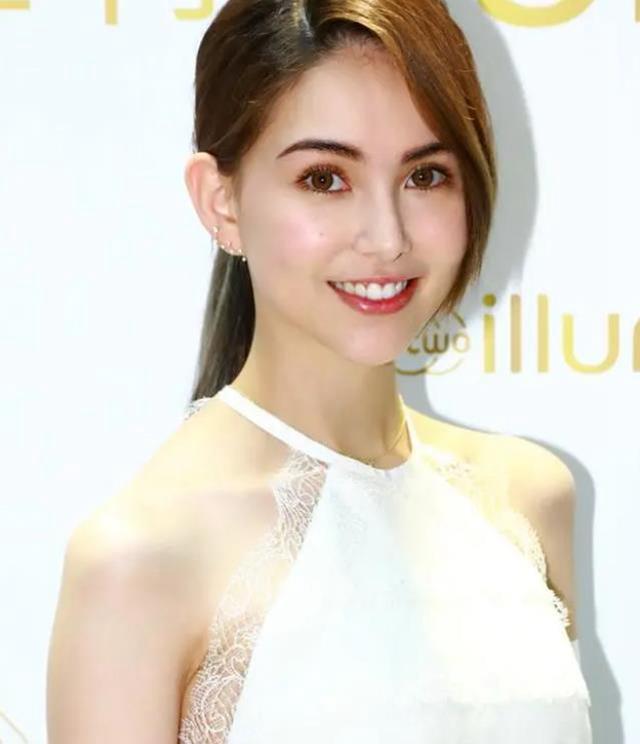 从外表上看,昆凌的五官非常精致,脸型也相当小巧精致.