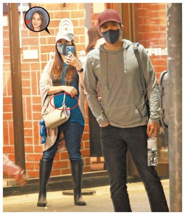 42岁一代女神许慧欣近照曝光凸肚溜娃心情好疑已怀二胎多月