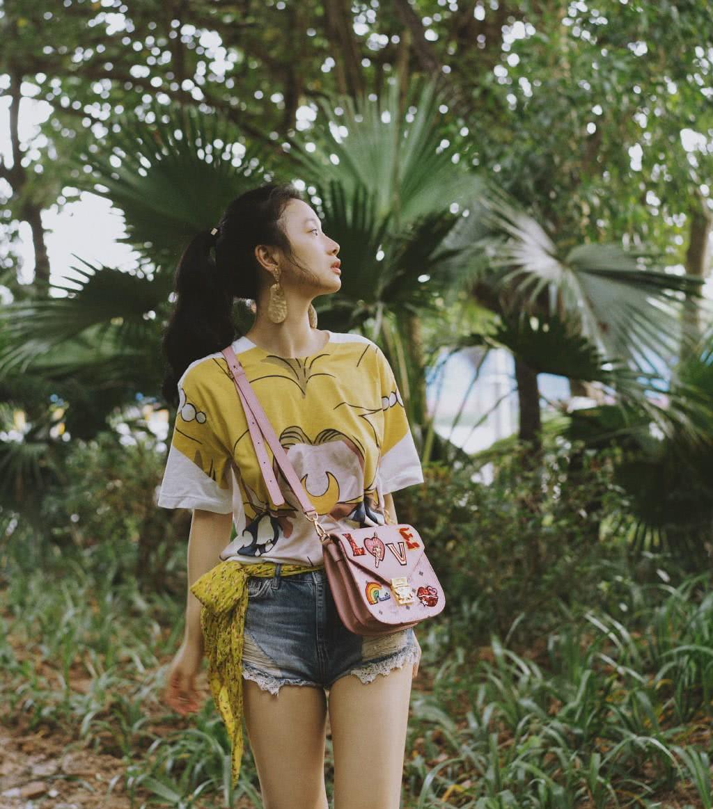 李梦晒私服照,穿"美少女战士"t恤配短裤,背粉色包少女感十足