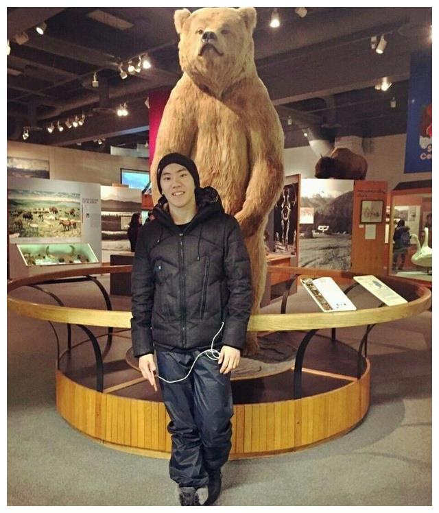 老三"虎子"的扮演者是王锐,是父亲"张德堡"的儿子,在剧中他和他的名字