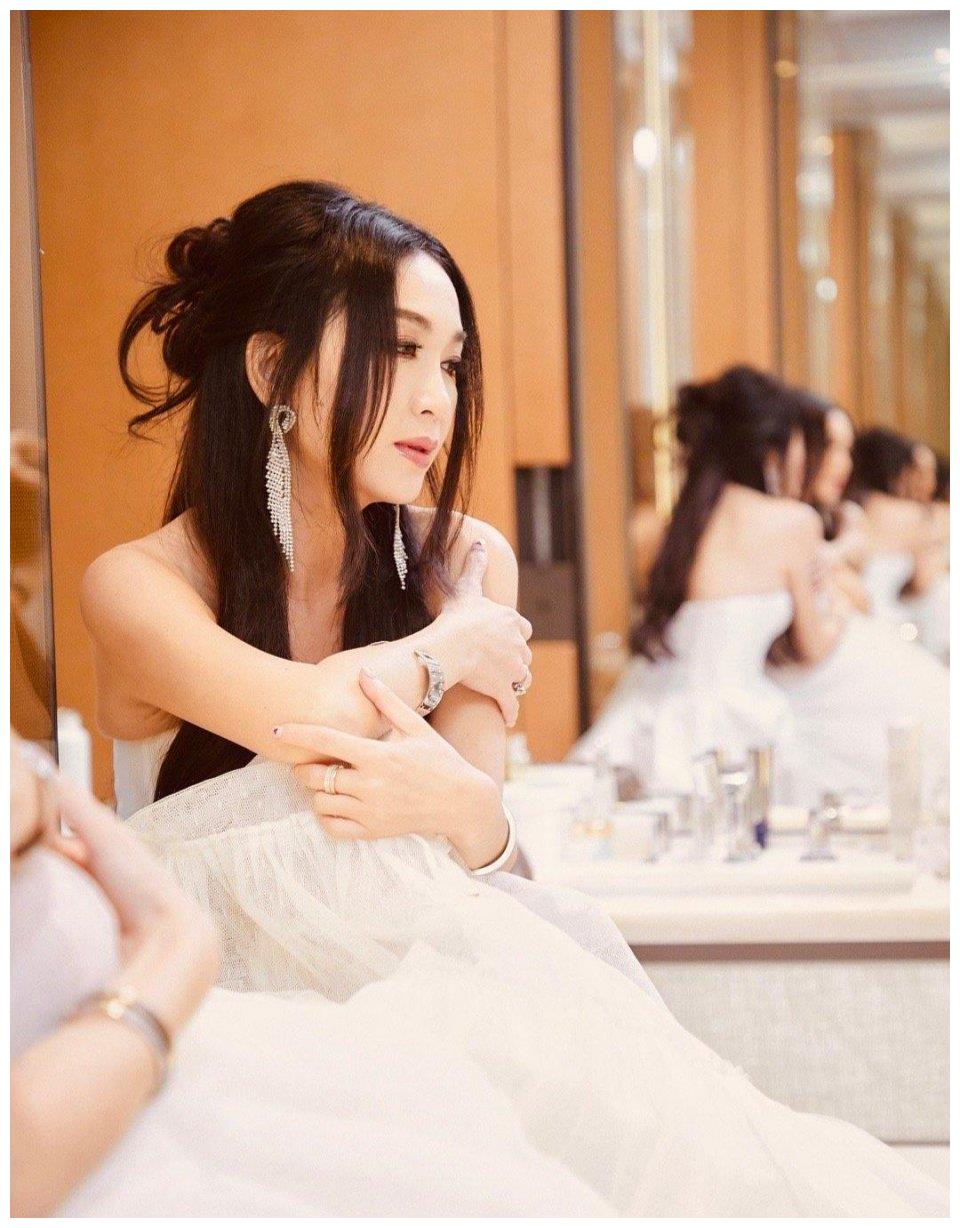 54岁温碧霞穿白色婚纱裙亮相,半扎丸子头甜美又减龄,又美又仙