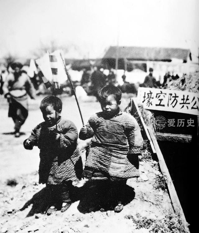 刺刀下中国儿童与日军的亲善照曾让少数人误认为鬼子不错